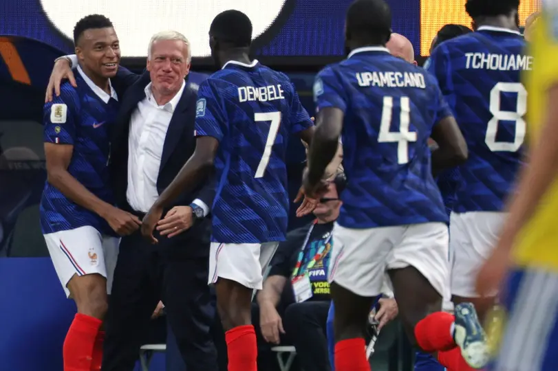 Mbappé celebró de inmediato con su entrenador | AP