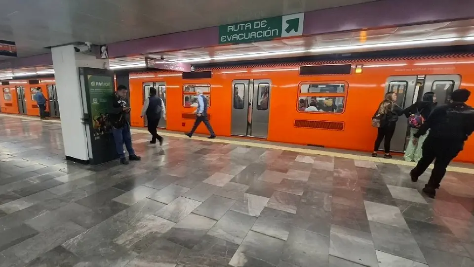 Videos que circulan en redes sociales captaron el momento de un altercado entre dos usuarios del metro de la CDMX / @MetroCDMX
