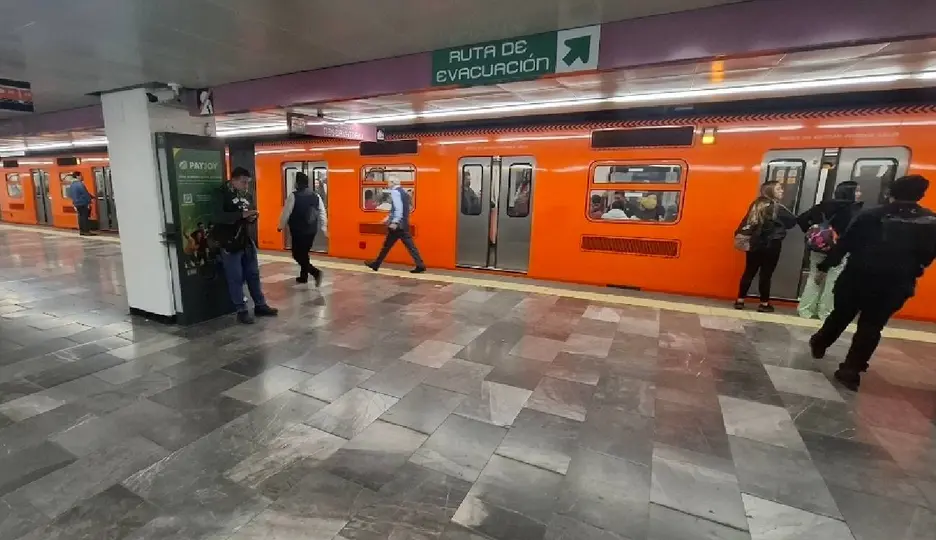 Videos que circulan en redes sociales captaron el momento de un altercado entre dos usuarios del metro de la CDMX / @MetroCDMX