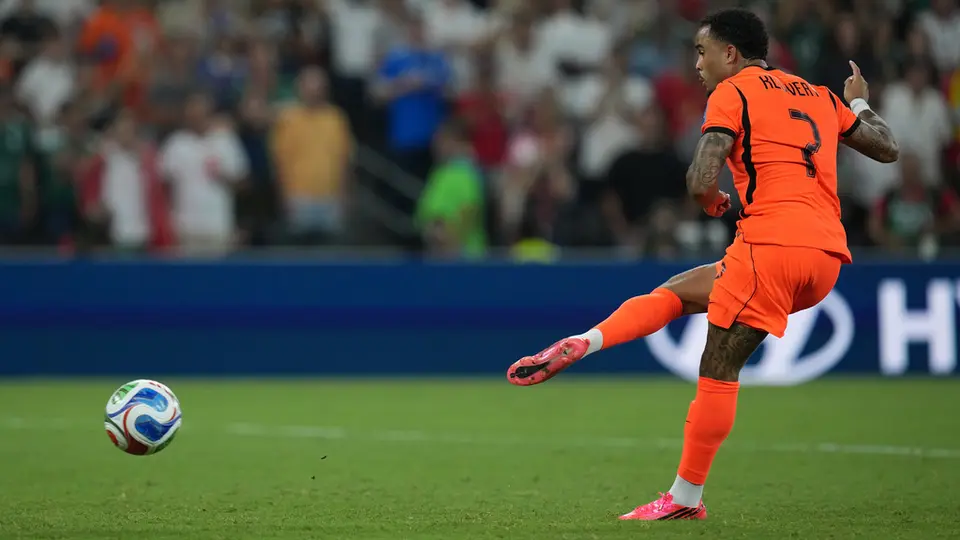 Justin Kluivert fallando el penal ante Marruecos | AP