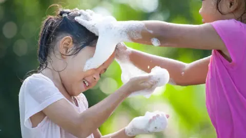 Autoridades y expertos recomiendan evitar lanzar espuma directamente al rostro durante celebraciones masivas. / iStock