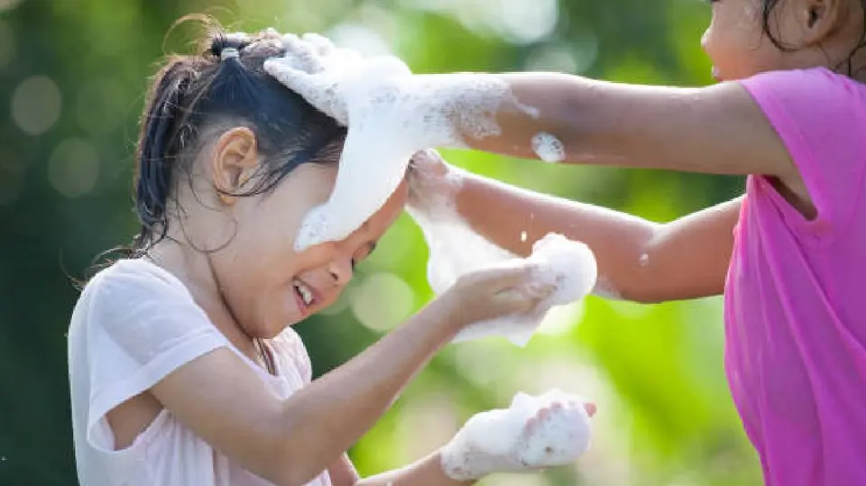 Autoridades y expertos recomiendan evitar lanzar espuma directamente al rostro durante celebraciones masivas. / iStock