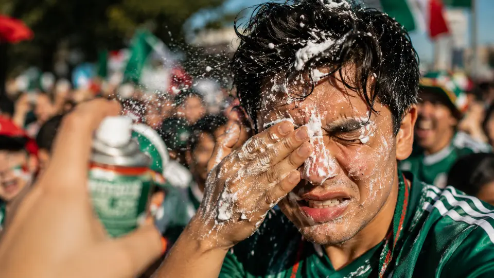 ¡Mucho OJO! Espuma en festejos mundialistas puede causar conjuntivitis, advierten especialistas