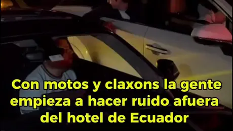 Con claxons, motos y trompetas la gente llegó al hotel de Ecuador