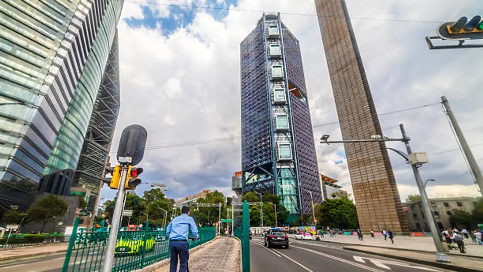Los vehículos eléctricos sujetos a regulación deberán cumplir nuevas disposiciones de movilidad en la CDMX. / iStock