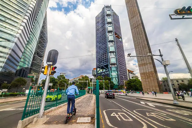 Los vehículos eléctricos sujetos a regulación deberán cumplir nuevas disposiciones de movilidad en la CDMX. / iStock