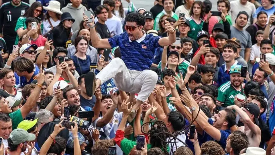 El reto consiste en lanzar a una persona por los aires durante los festejos, una práctica que puede terminar en un accidente grave./ El Informador