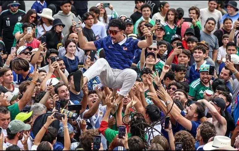 El reto consiste en lanzar a una persona por los aires durante los festejos, una práctica que puede terminar en un accidente grave./ El Informador
