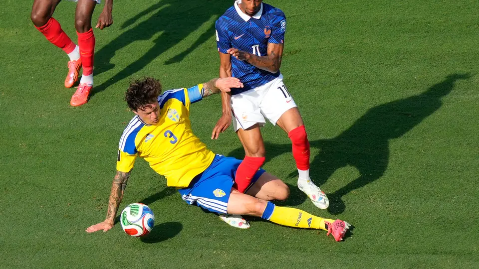 Olise enfrentando a Suecia en los dieciseisavos de Final del Mundial | AP
