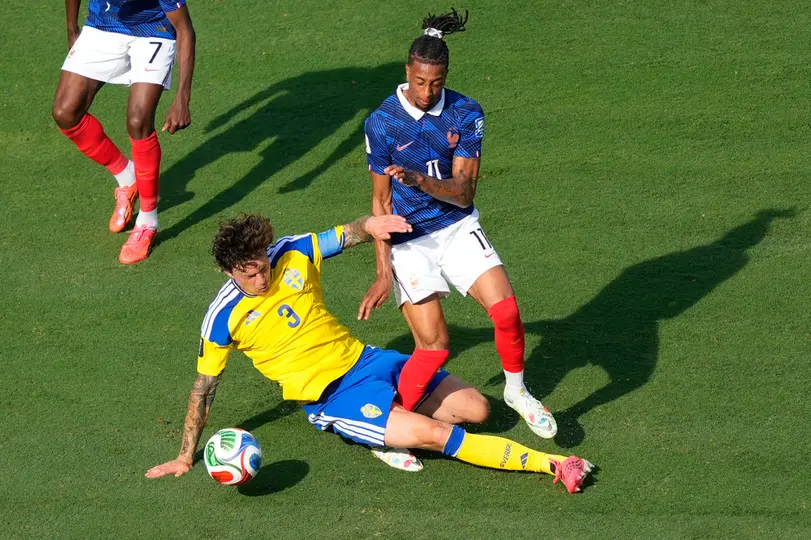 Olise enfrentando a Suecia en los dieciseisavos de Final del Mundial | AP