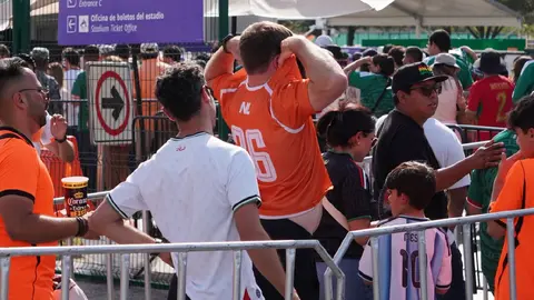 Seguridad obligó a retirar playeras de aficionados | CARLOS PONCE