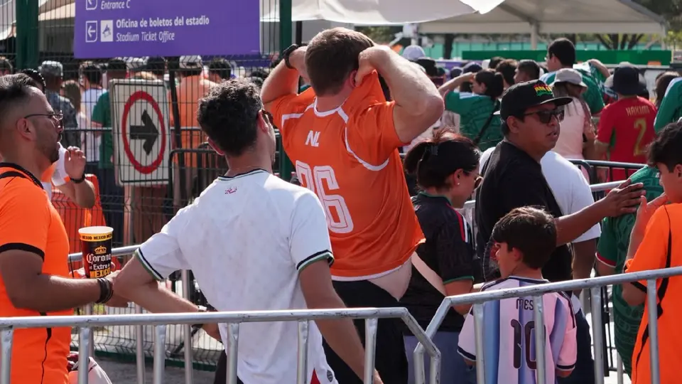 Seguridad obligó a retirar playeras de aficionados | CARLOS PONCE