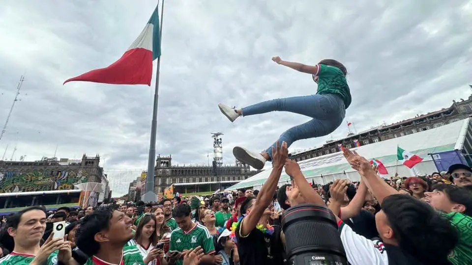 Autoridades de la Ciudad de México advirtieron que esta práctica puede provocar traumatismos, fracturas e incluso la muerte./ FB: México mágico