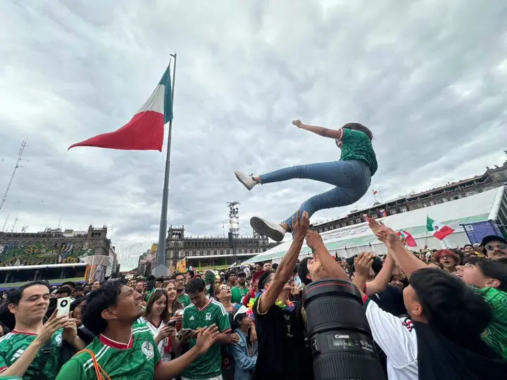 Autoridades de la Ciudad de México advirtieron que esta práctica puede provocar traumatismos, fracturas e incluso la muerte./ FB: México mágico