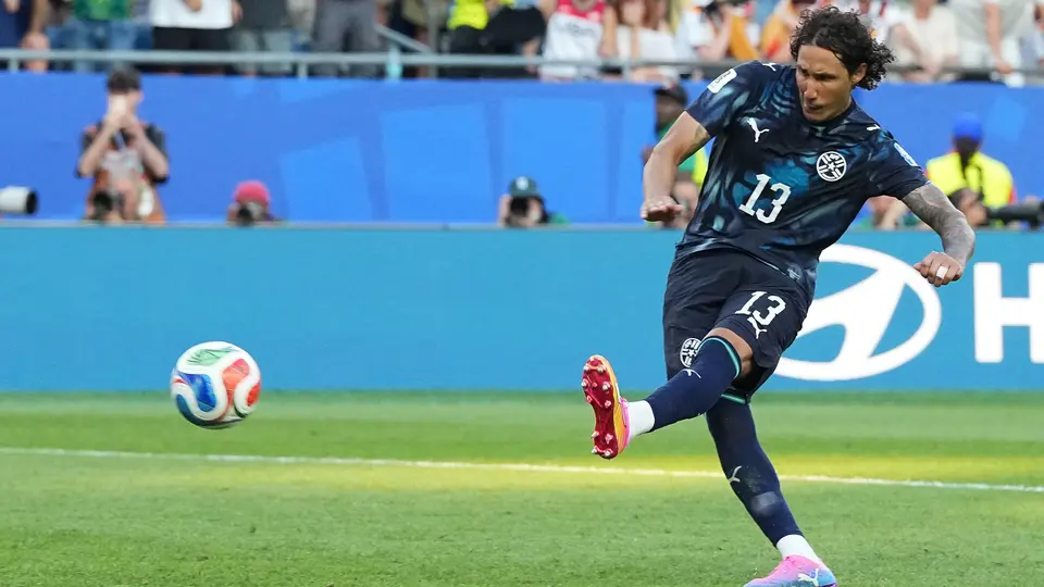 José Canale anotando el penal de la victoria ante Alemania | AP