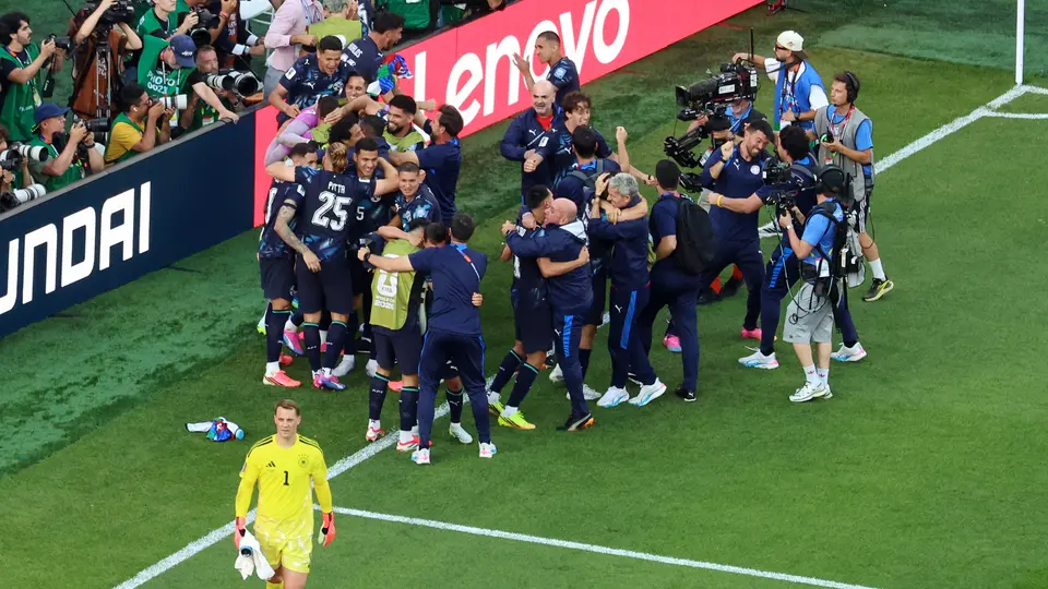 Paraguay festeja la eliminación a Alemania mientras Neuer se retira del campo | AP