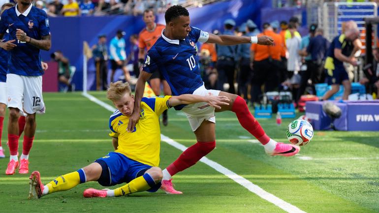 Mbappé peleando el balón con Daniel Svensson | AP