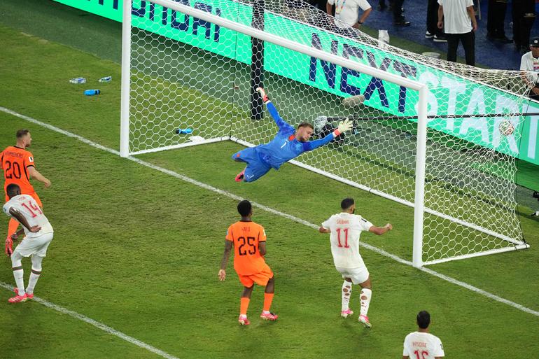 Issa Diop, en acción de gol | AP