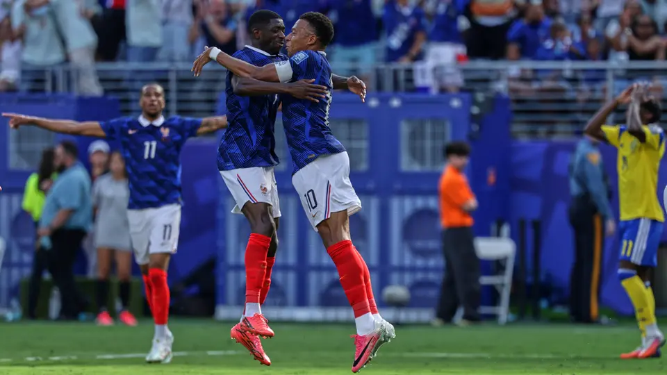 Mbappé, Dembélé y Olise festejando la victoria de Francia | AP