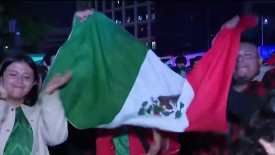 Aficionados mexicanos acudieron ayer al hotel donde estaba la Selección de Ecuador para molestarlos / Especial