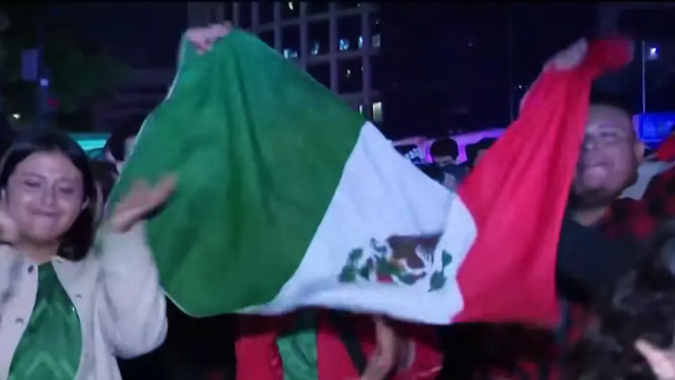 Aficionados mexicanos acudieron ayer al hotel donde estaba la Selección de Ecuador para molestarlos / Especial