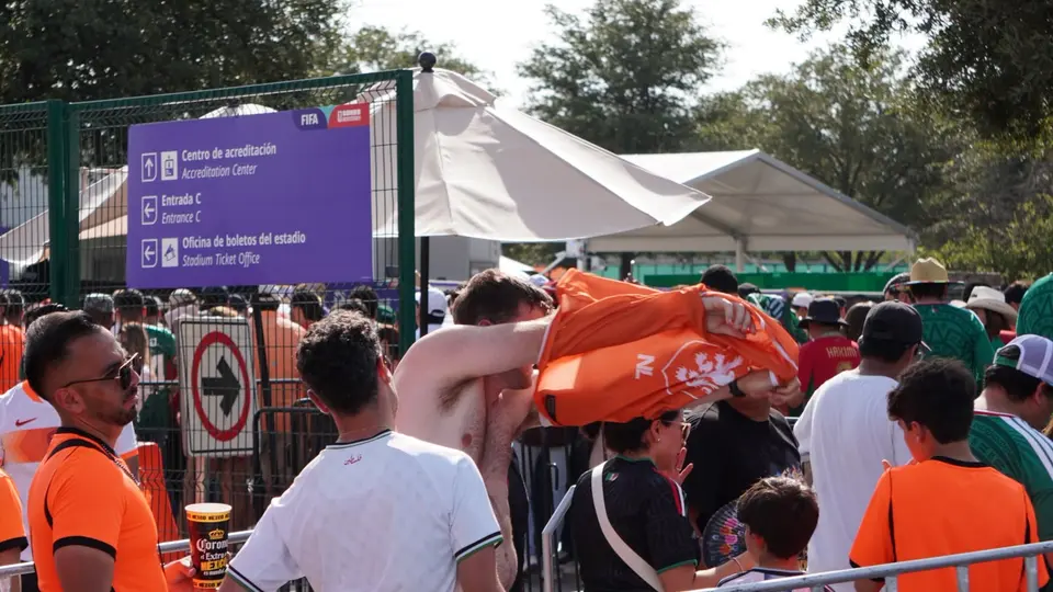 Aficionados tuvieron que quitarse la playera para poder entrar al estadio Monterrey | CARLOS PONCE