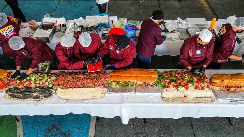 VIDEO: Así prepararon la megatorta de 100 metros para romper un Récord Guinness