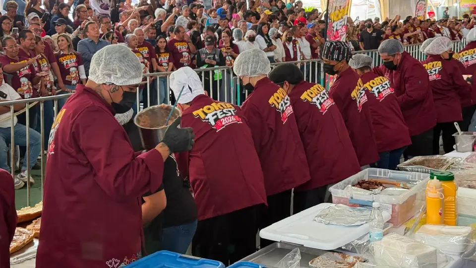 Los participantes colocaron y rellenaron las numerosas piezas de pan / Gina Sánchez