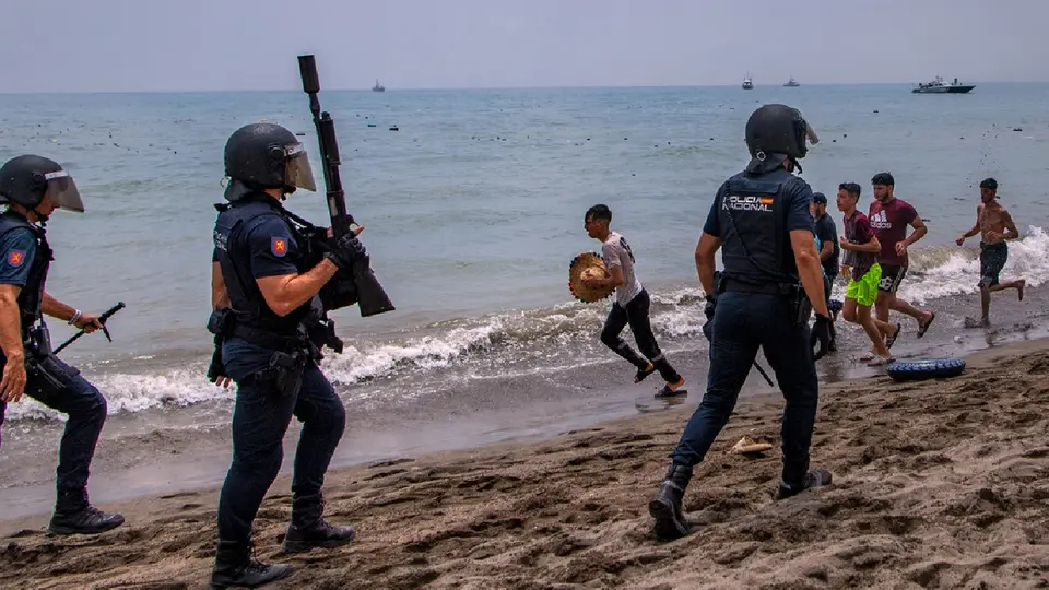 Las autoridades de Marruecos y España buscan controlar el éxodo de migrantes africanos / AP