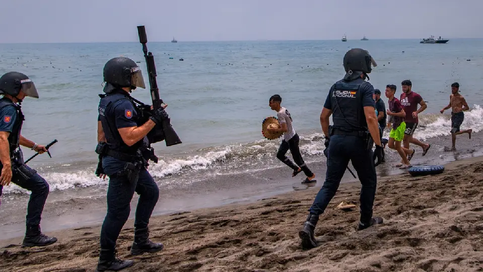 Las autoridades de Marruecos y España buscan controlar el éxodo de migrantes africanos / AP