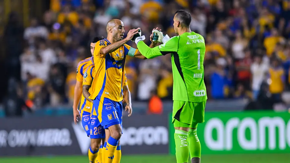 Nahuel Guzmán y Guido Pizarro en partido con Tigres | MEXSPORT