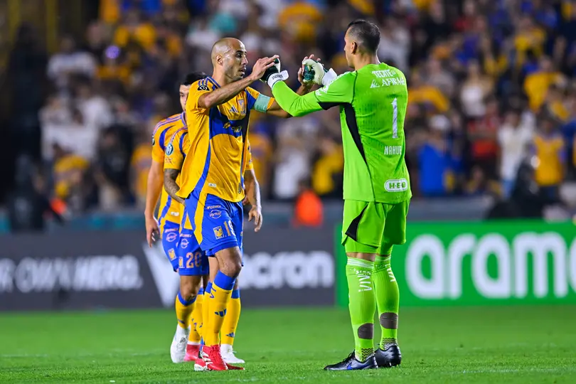 Nahuel Guzmán y Guido Pizarro en partido con Tigres | MEXSPORT