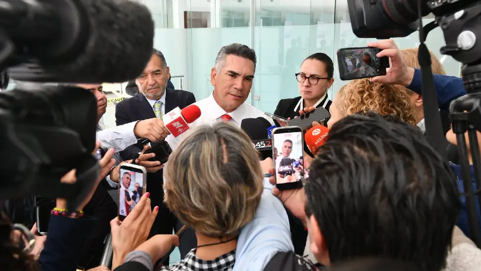 El INE le ordenó al dirigente del PRI bajar sus publicaciones de redes donde insulta a Morena / FB: @AlejandroMC