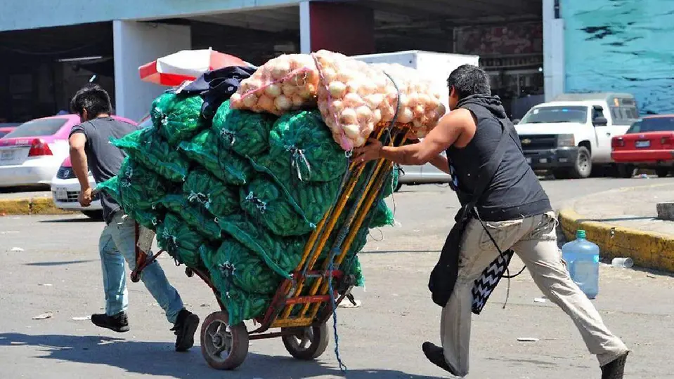 El presunto delincuente simula que su mercancía cae al suelo para atraer a la víctima / Especial