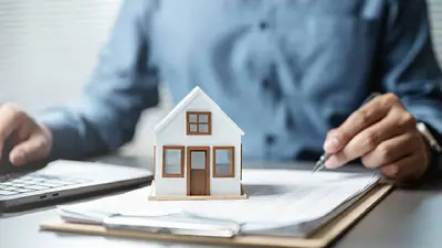 ¿Qué pasa si una casa sigue a nombre de una persona fallecida?