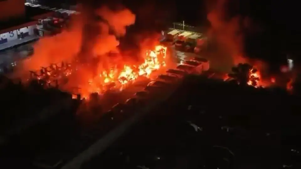 El siniestro dejó destruidos 40 camiones repartidores de Sabritas / Especial
