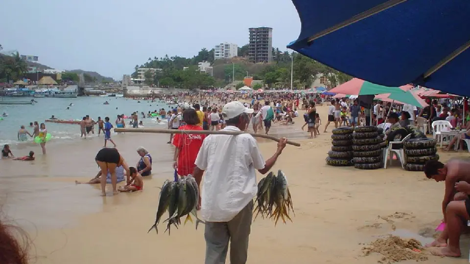 ¡Vacaciones caras! Turistas denuncian cobros excesivos en playas de Acapulco