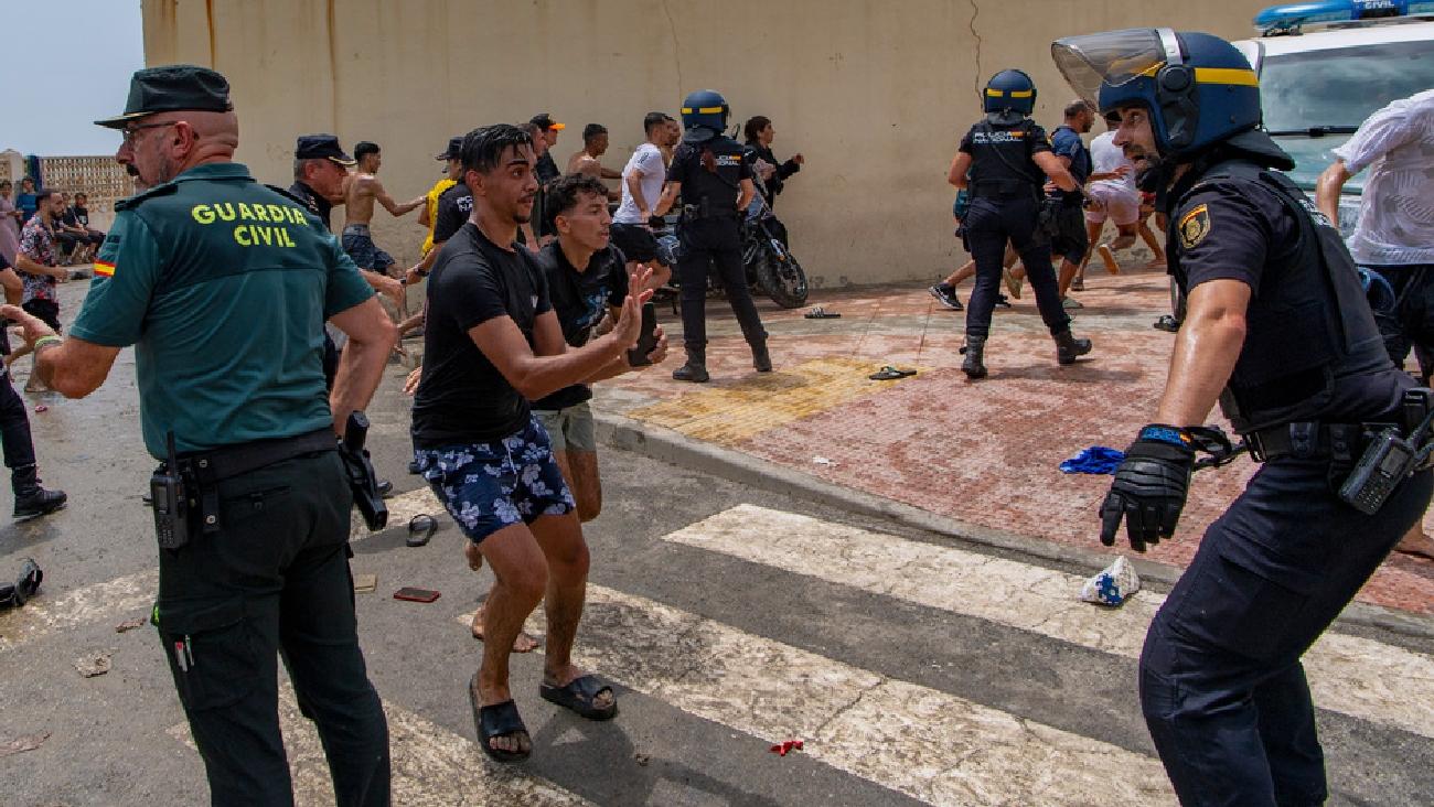 VIDEOS: ¿Qué pasa en la frontera entre España y Marruecos? Miles de migrantes no pueden ser controlados