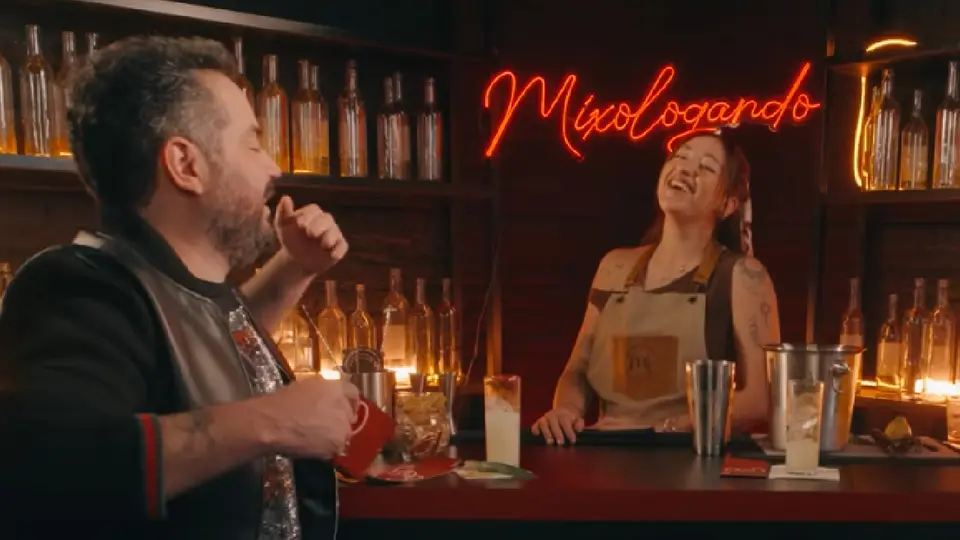 Dicen que el actor podría estar saliendo con su compañera del podcast Mixologando / FB: @JoseEduardoDerbez0