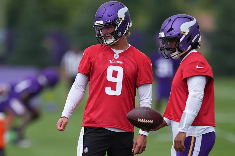 Kyler Murray y J.J McCarthy en entrenamiento de los Vikings | AP