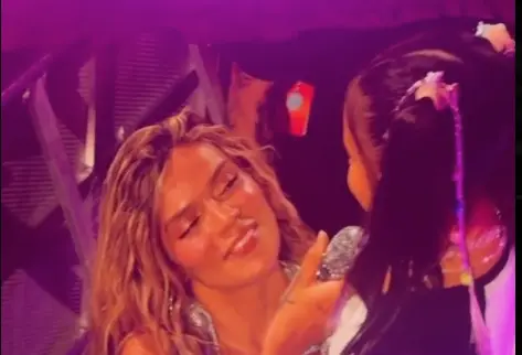 La espontaneidad de la niña convirtió el momento en uno de los más comentados de la gira de Karol G./@_Licantropa