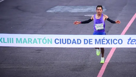 Cristhian Pacheco gana el Maratón de la Ciudad de México y supera al dominio etíope