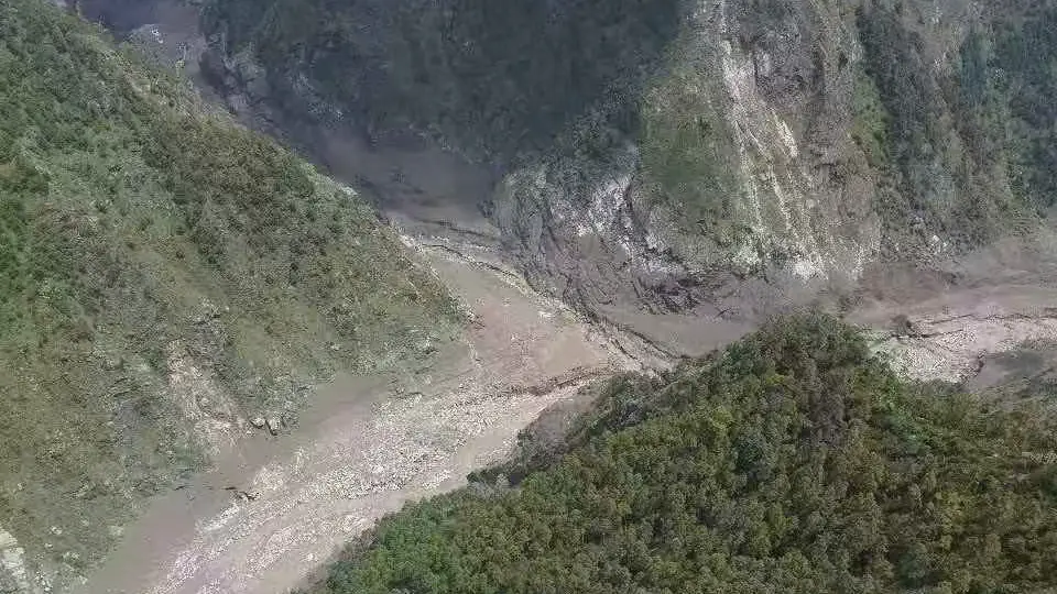Imágenes del rescate muestran a la menor abrigada y recibiendo alimento después de permanecer casi 60 horas atrapada./ AP