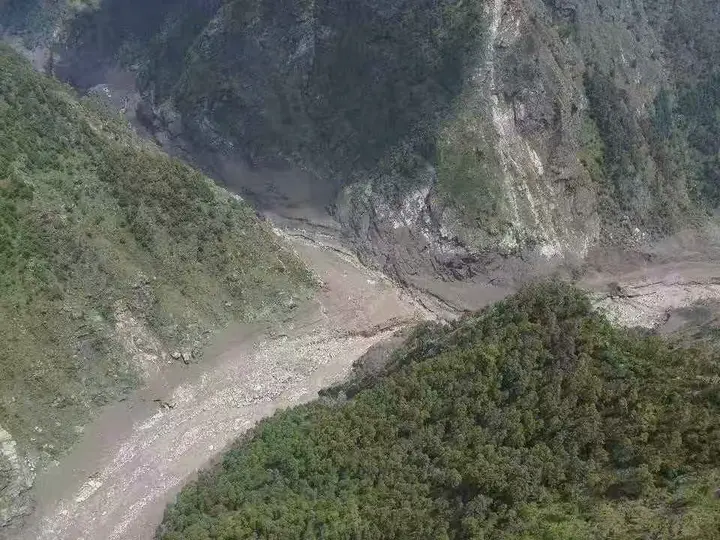 Imágenes del rescate muestran a la menor abrigada y recibiendo alimento después de permanecer casi 60 horas atrapada./ AP