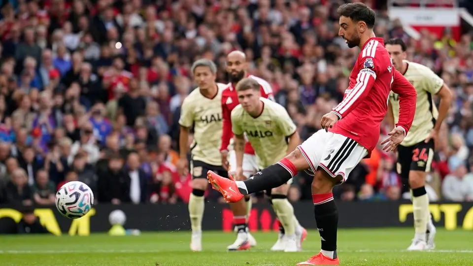 Bruno Fernandes cobra un penal con Manchester United en la Premier League | AP