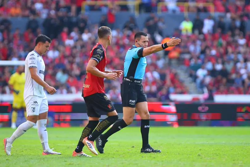 Marco Antonio 'Gato' Ortíz, silbante mexicano, en duelo entre Atlas y Querétaro | IMAGO7