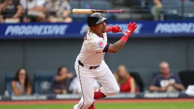 José Ramírez pega jonrón y su hit mil en la vapuleada 11-1 de Guardianes ante Reales