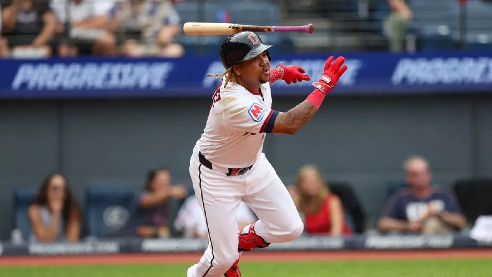 José Ramírez pega jonrón y su hit mil en la vapuleada 11-1 de Guardianes ante Reales