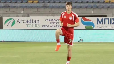 Hormiga González inicia en la banca, listo para debutar con Olympiacos