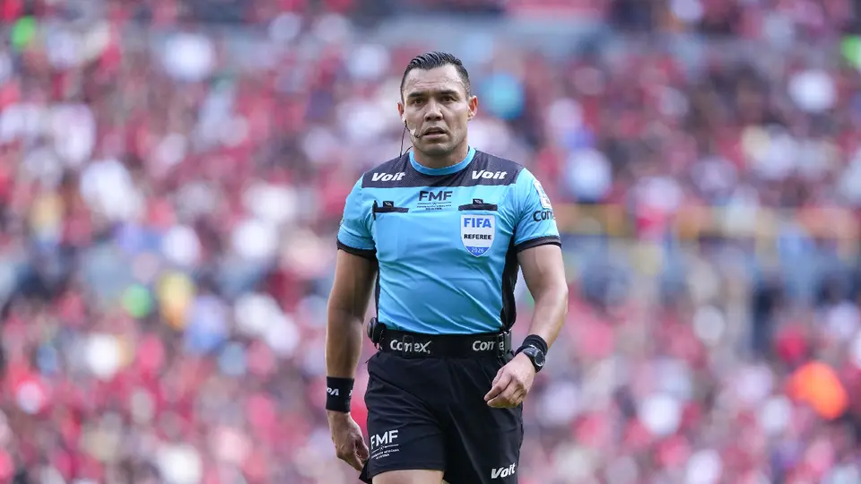¡El show del Gato Ortíz! El árbitro vuelve a la polémica por decisiones en el Atlas vs Querétaro
